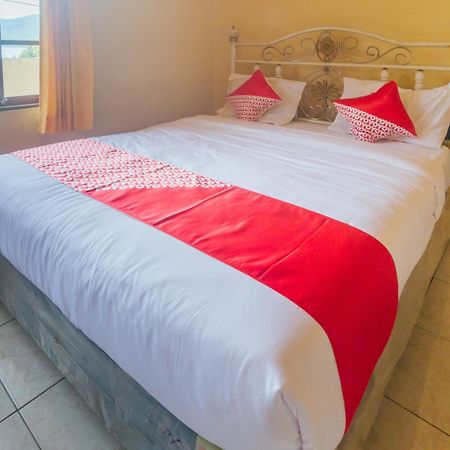 Oyo 2269 Hotel Astika Ambon Esterno foto