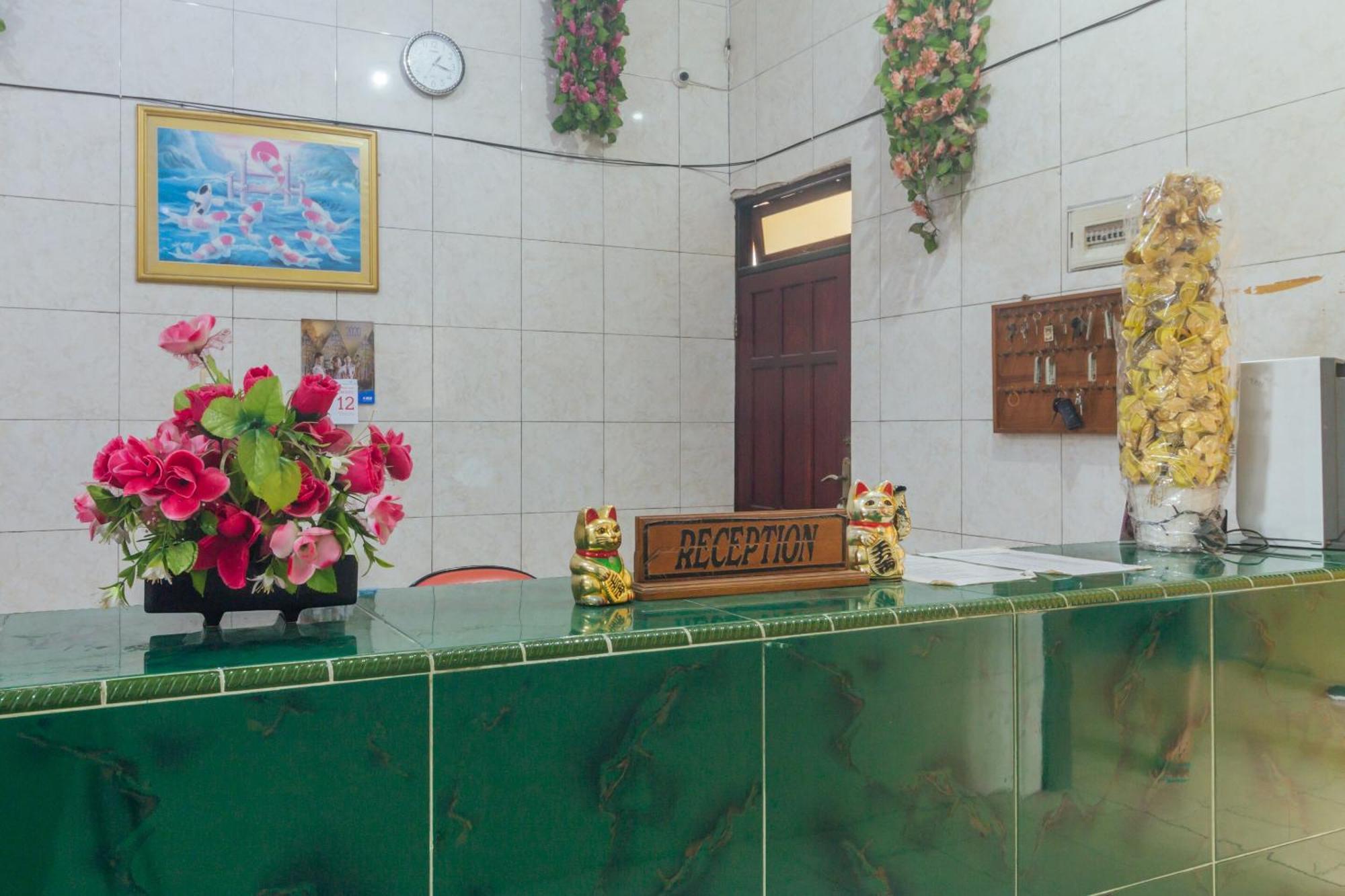 Oyo 2269 Hotel Astika Ambon Esterno foto